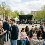 Bevrijdingsdag op 5 mei met Nederlanders die samen vrijheid en democratie vieren