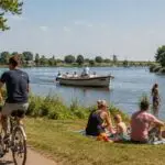Zomeractiviteiten in Nederland met fietsen, varen en ontspannen aan het water